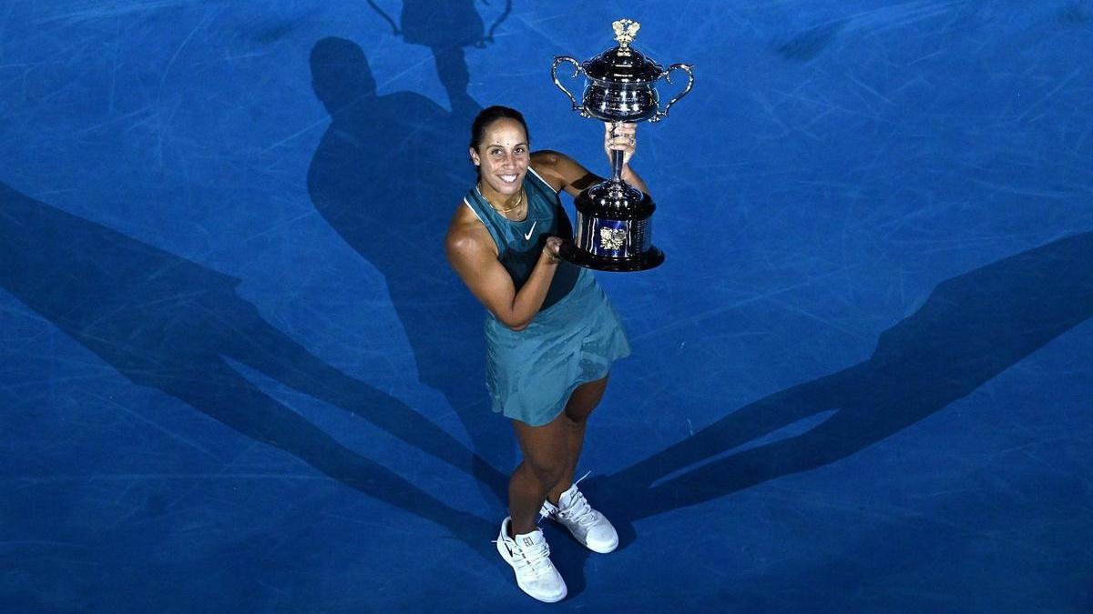 La tenista estadounidense Madison Keys alza el trofeo del Abierto de Australia.