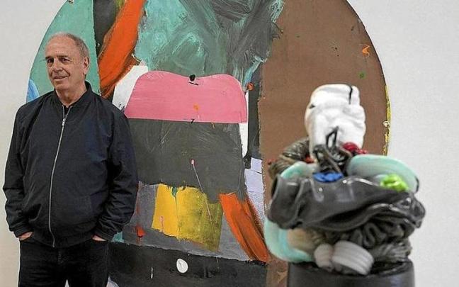 El creador, ayer junto a algunas de sus creaciones más recientes, que conforman esta nueva muestra en el espacio de la plaza San Antón.