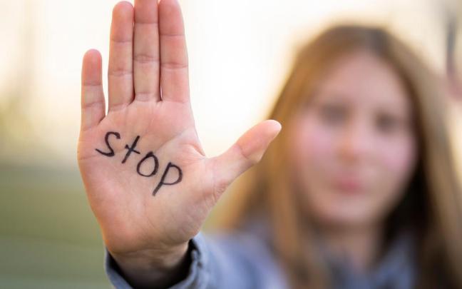 Una mujer protesta con un mensaje en su mano.