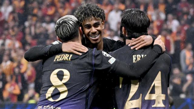 Lamine Yamal celebra uno de los goles del Barcelona junto a Pedri y Eric García.