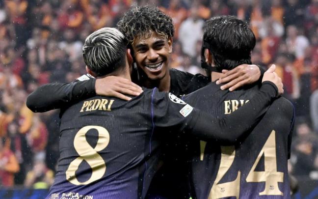 Lamine Yamal celebra uno de los goles del Barcelona junto a Pedri y Eric García.