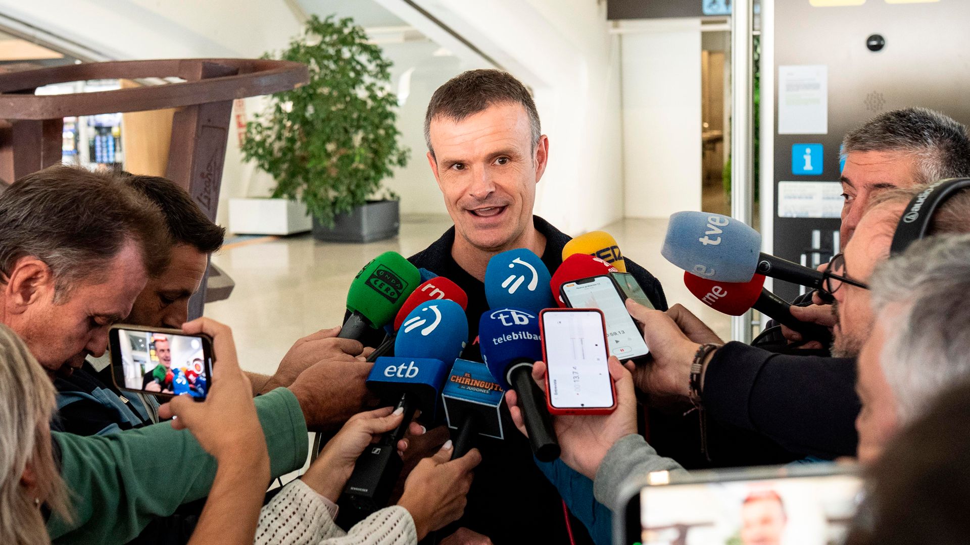 Jon Uriarte este mediodía atendiendo a los medios de comunicación en el aeropuerto de Loiu. / ATHLETIC CLUB