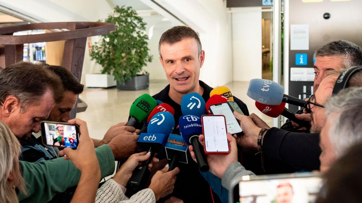 Jon Uriarte este mediodía atendiendo a los medios de comunicación en el aeropuerto de Loiu. / ATHLETIC CLUB