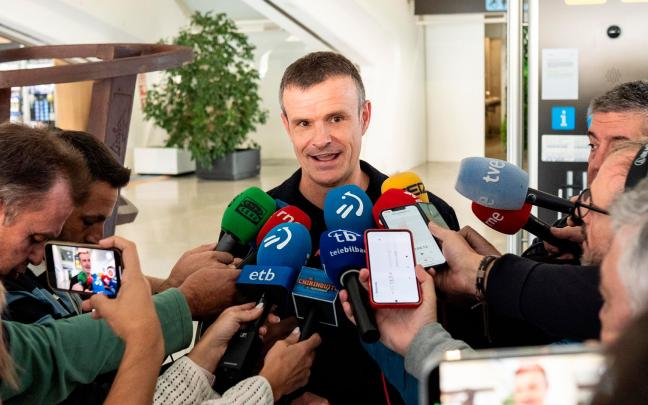 Jon Uriarte este mediodía atendiendo a los medios de comunicación en el aeropuerto de Loiu. / ATHLETIC CLUB Jon Uriarte este mediodía atendiendo a los medios de comunicación en el aeropuerto de Loiu. / ATHLETIC CLUB