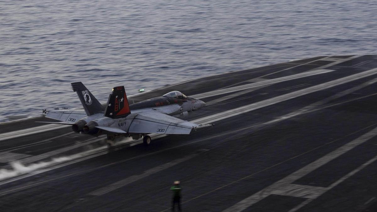 Un caza despega en el portaaviones estadounidense 'Harry S. Truman', que opera en el mar Rojo.