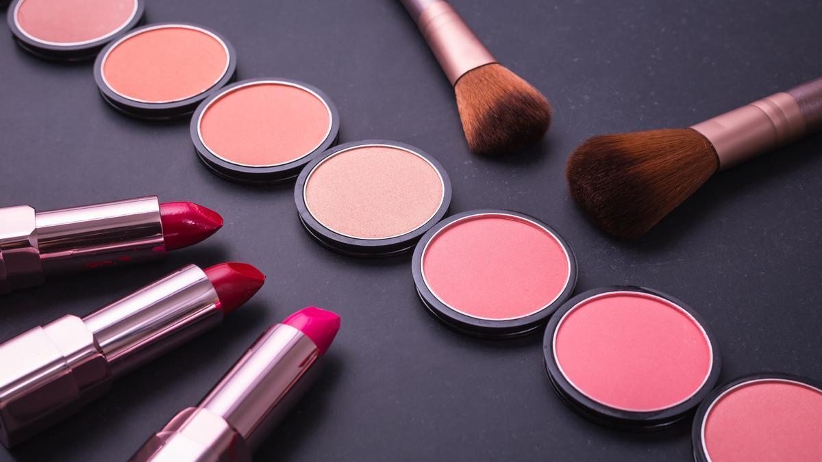 Productos de maquillaje para labios y mejillas.