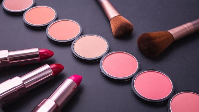 Productos de maquillaje para labios y mejillas.