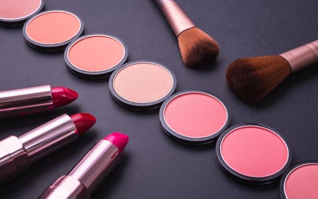 Productos de maquillaje para labios y mejillas.