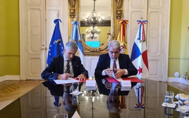 El ministro del Interior, Fernando Grande-Marlaska, junto al ministro de Seguridad argentino, Aníbal Fernández. El ministro del Interior, Fernando Grande-Marlaska, junto al ministro de Seguridad argentino, Aníbal Fernández.