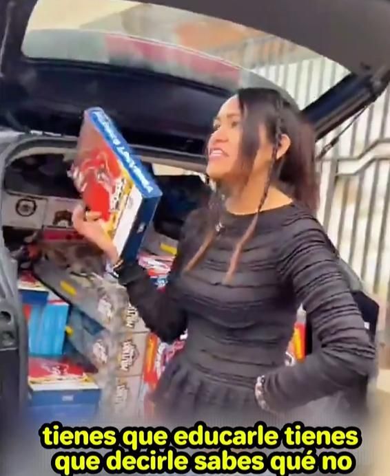 La influencer se enfrentó con otra situación, en la que el niño tiró el regalo porque no le gustó.