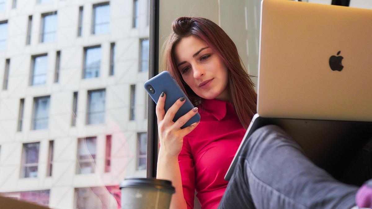 Usar el teléfono móvil durante en el trabajo puede conllevar ser despedido