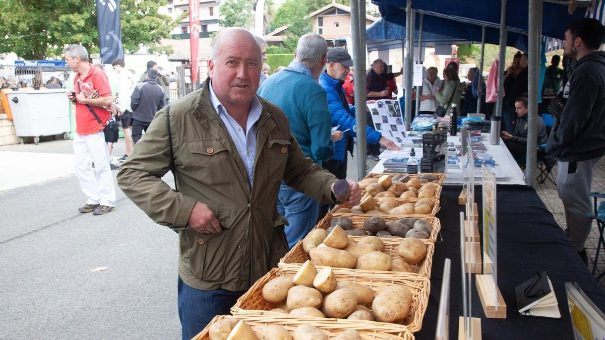 Stand de Neiker en una anterior feria de la patata en Valdegovía.