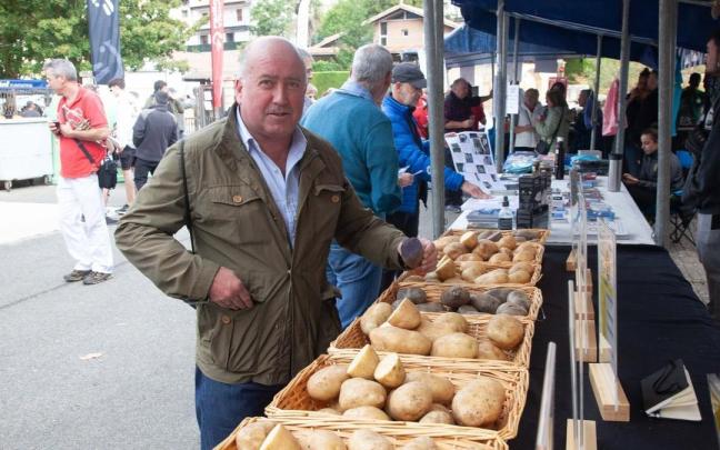 Stand de Neiker en una anterior feria de la patata en Valdegovía.