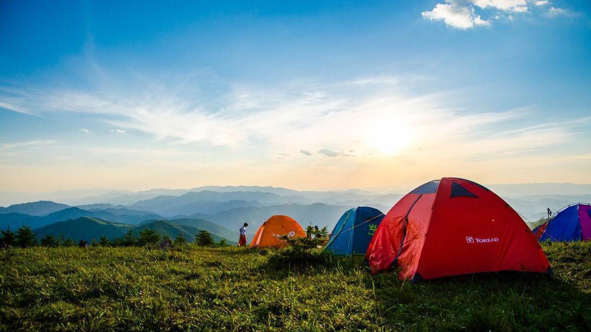 Un grupo de personas hace acampada al aire libre