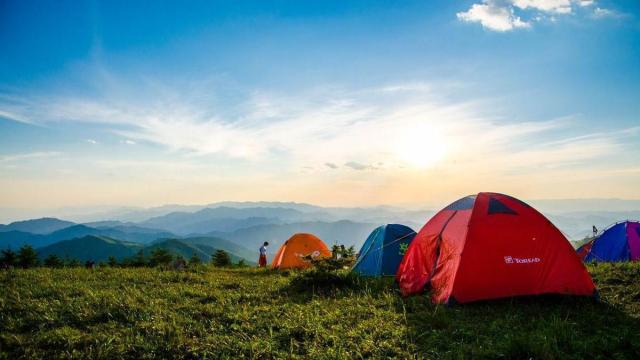 Un grupo de personas hace acampada al aire libre