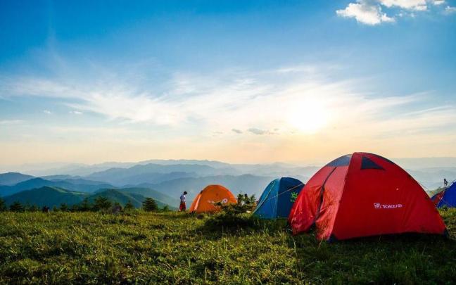 Un grupo de personas hace acampada al aire libre
