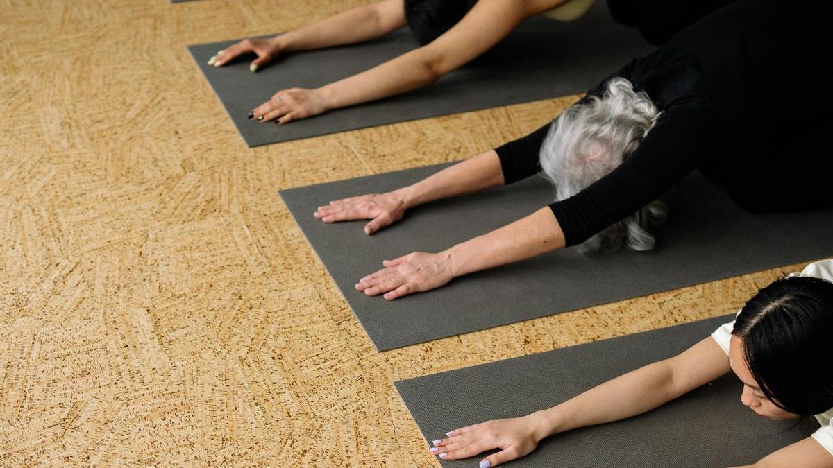 Un grupo de mujeres practicando deporte.