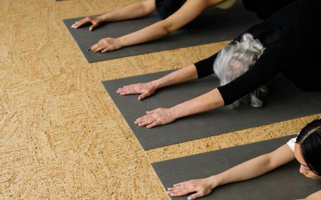 Un grupo de mujeres practicando deporte.