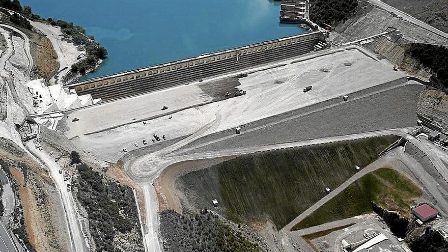 Vista aérea de la presa y las obras del pantano de Yesa. | FOTO: PATXI CASCANTE