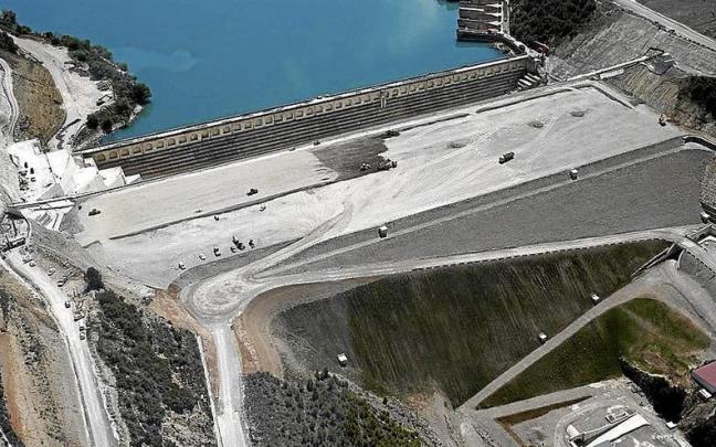 Vista aérea de la presa y las obras del pantano de Yesa. | FOTO: PATXI CASCANTE Vista aérea de la presa y las obras del pantano de Yesa. | FOTO: PATXI CASCANTE
