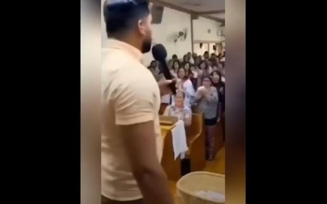 El pastor, dirigiéndose a sus fieles.