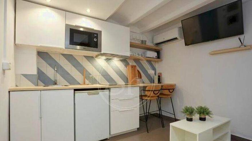 La televisión, demasiado panorámica, demuestra la trampa de la foto.