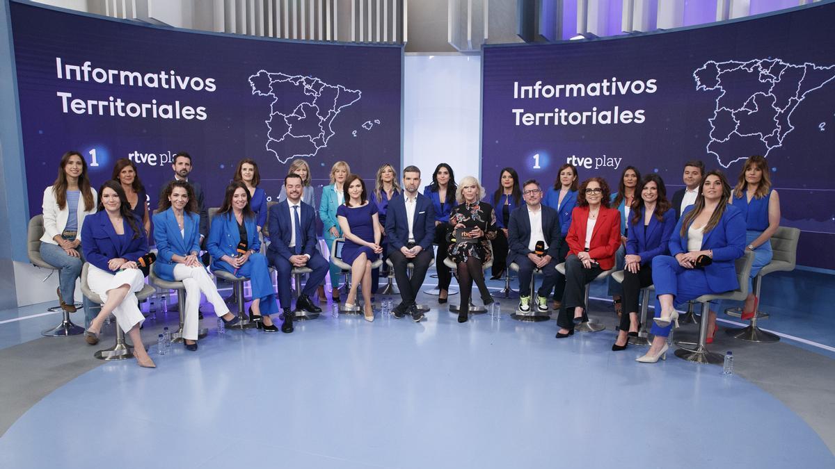 Foto de familia de presentadores y presentadoras de los informativos territoriales de TVE junto a responsables de la Corporación.