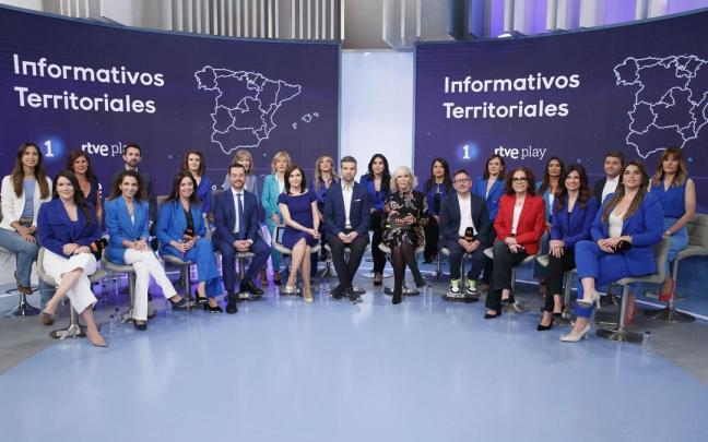 Foto de familia de presentadores y presentadoras de los informativos territoriales de TVE junto a responsables de la Corporación.