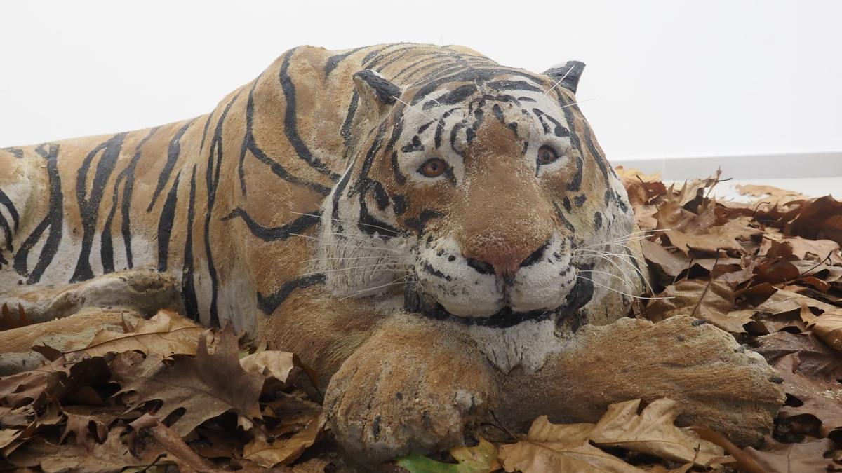 Las esculturas destacan por su realismo y cuidado en el detalle al darles forma tan solo con arena.