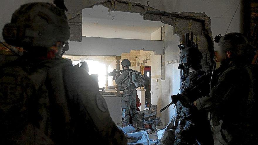 Soldados israelíes en el interior de un edificio en el barrio de Al Amal, bastión de Hamás en Jan Yunis. | FOTO: E.P.