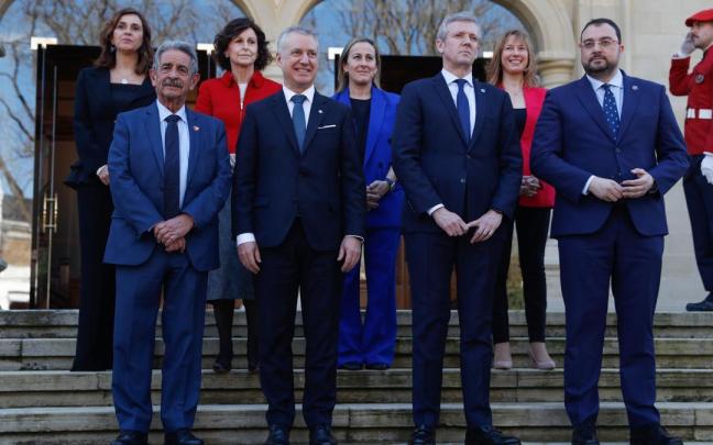 El lehendakari Urkullu, flanqueado por los presidentes de Cantabria, Galicia y Asturias El lehendakari Urkullu, flanqueado por los presidentes de Cantabria, Galicia y Asturias