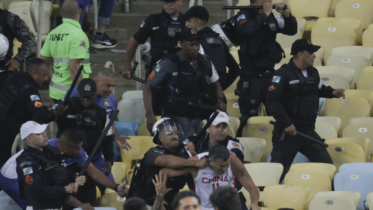 Integrantes de la policía brasileña intentan controlar los disturbios entre hinchas de Brasil y de Argentina.