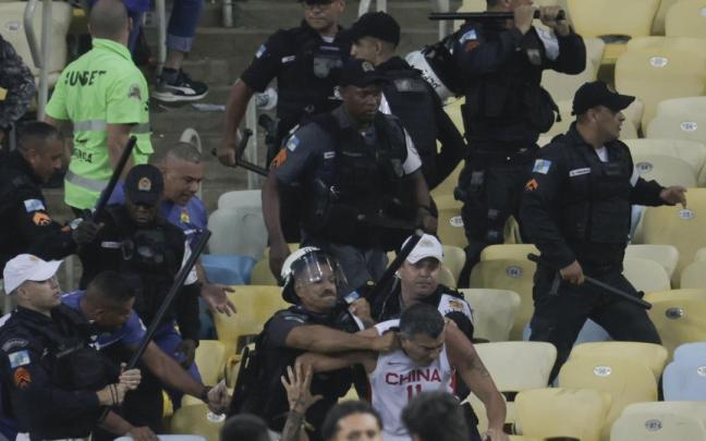Integrantes de la policía brasileña intentan controlar los disturbios entre hinchas de Brasil y de Argentina.