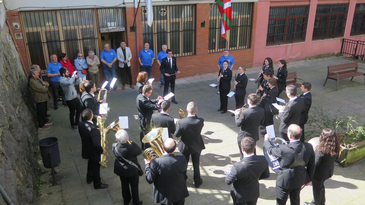 La banda interpreta el himno de la sociedad Auzokoak, en la plazoleta de la calle Txurruka.