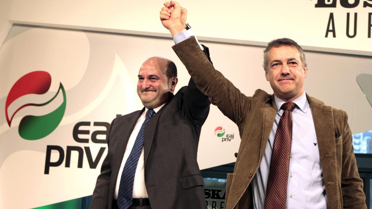 Ortuzar, junto a Urkullu, tras ser elegido presidente del PNV por la Asamblea Nacional del partido en 2013