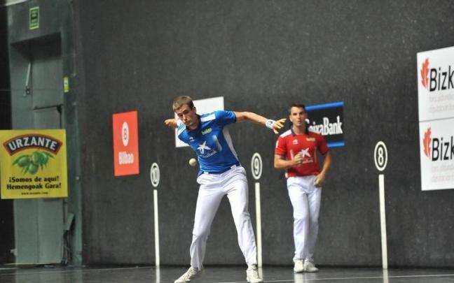 Mariezkurrena golpea la pelota con Imaz detrás en la semifinal del Torneo de Aste Nagusia. Jose Mari Martinez Bubu Mariezkurrena golpea la pelota con Imaz detrás en la semifinal del Torneo de Aste Nagusia. Jose Mari Martinez Bubu