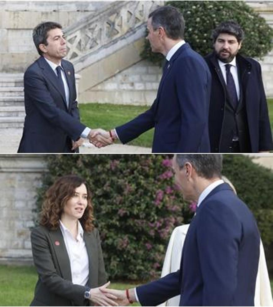 Sánchez durante su saludo con Ayuso y Mazón en la Conferencia de Presidentes.