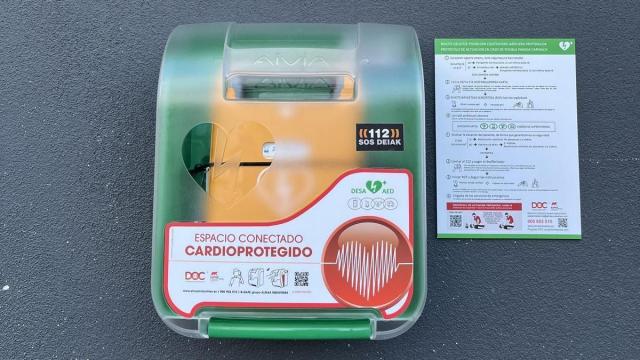 El desfibrilador ubicado en Txarapea, a la altura del futuro ascensor público.