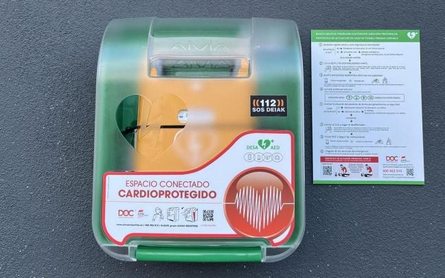 El desfibrilador ubicado en Txarapea, a la altura del futuro ascensor público.