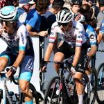 Pello Bilbao, con Pogacar a rueda en una carrera anterior.