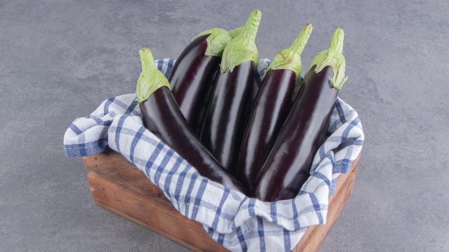 Una cesta de berenjenas.