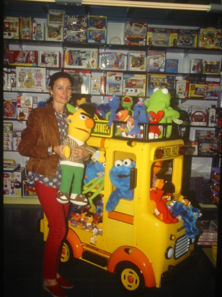 Anabel García sujetando al muñeco de Blas en los inicios de JM.