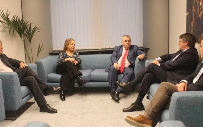 Carles Puigdemont, acompañado por Jordi Turull, reunido con Santos Cerdán y otros dirigentes socialistas en Bruselas