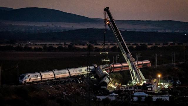 Una grúa trata de levantar uno de los convoyes de los trenes siniestrados el pasado miércoles en Urda (Toledo)