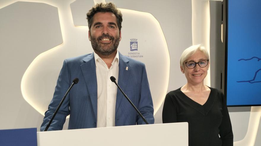 Víctor Lasa y Arantza González en la presentación de su iniciativa para solicitar un referendum sobre el GOe en Mateo.