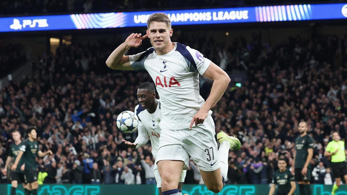 Micky van de Ven festeja su gol en el Tottenham-Copenhague (4-0).