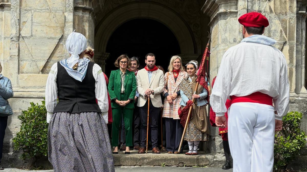 Baile del aurresku de honor ante las autoridades asistentes a la salida de la misa en el Santuario
