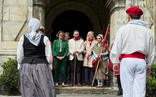 Baile del aurresku de honor ante las autoridades asistentes a la salida de la misa en el Santuario