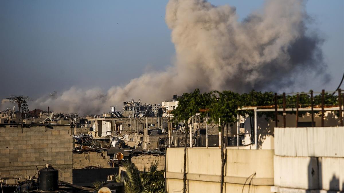 Una columna de humo emerge tras un ataque israelí sobre un campo de refugiados en la Franja de Gaza.