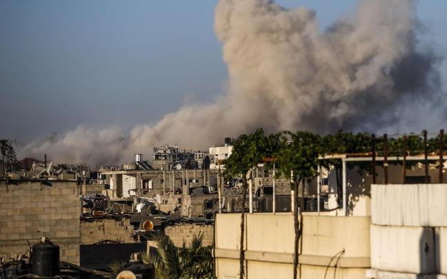 Una columna de humo emerge tras un ataque israelí sobre un campo de refugiados en la Franja de Gaza.